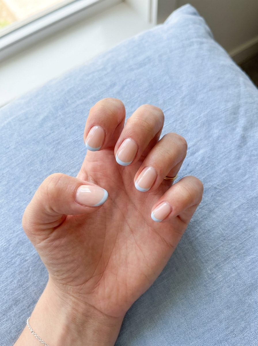 Baby Blue Sommer French Nails mit feinen pastellblauen Spitzen